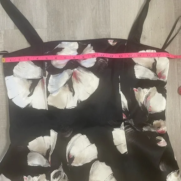 White House Black Market 100% silk floral halter top. See pics for measurements - Picture 8 of 14